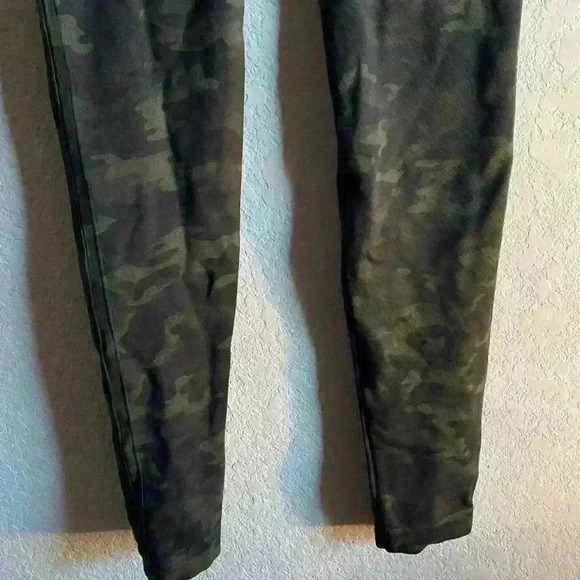SPANX Look At Me Now Leggings Shaping Support Green Camo Seamless Leggings M - Picture 5 of 9
